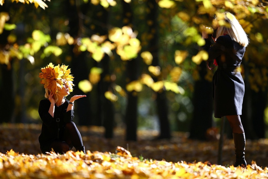 Women enjoy an autumn sunny day in central park in Minsk, Belarus October 13, 2016. REUTERS/Vasily Fedosenko - RTSS32H