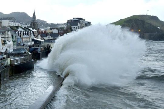 Weather...Fea0052284.DT News.Ilfracombe,North Devon.Pic Shows the town of Ilfracombe being battered by waves