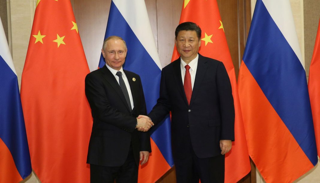 epa05962719 Russian President Vladimir Putin (L) shakes hands with Chinese President Xi Jinping ahead a bilateral meeting at Diaoyutai State Guesthouse in Beijing, China, 14 May 2017.  EPA/WU HONG / POOL