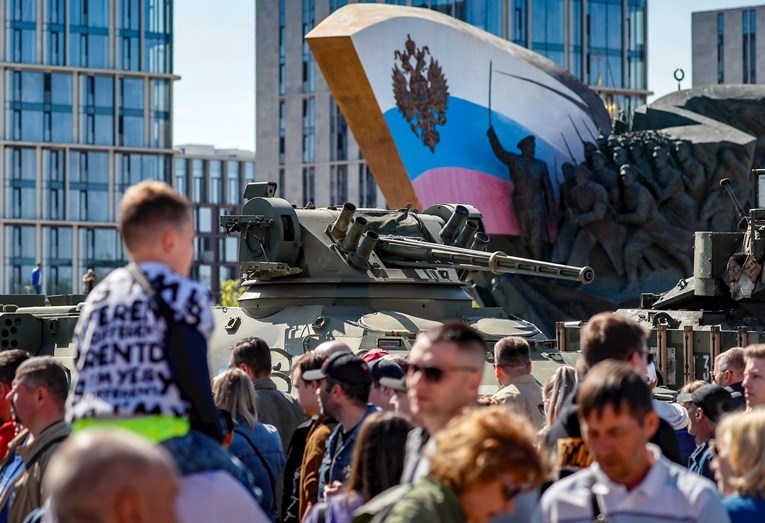 Запленетото оружје од фронтот во Украина атракција во Москва!