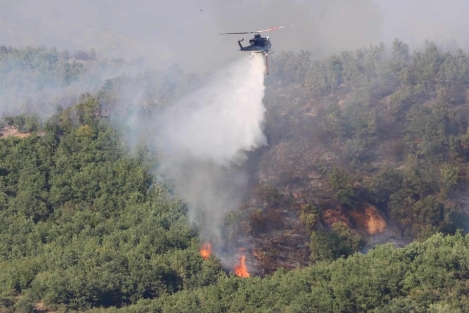 (Фото) Два хеликоптери на МВР го гаснат пожарот кај село Сушево, опасноста по селото отстранета