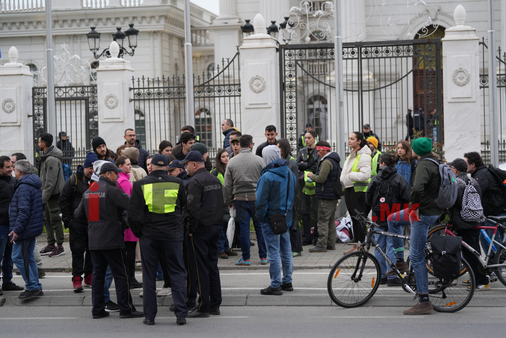 (Фото) Педесетина луѓе го почнаа протестот во организација на „Кој е следен?“