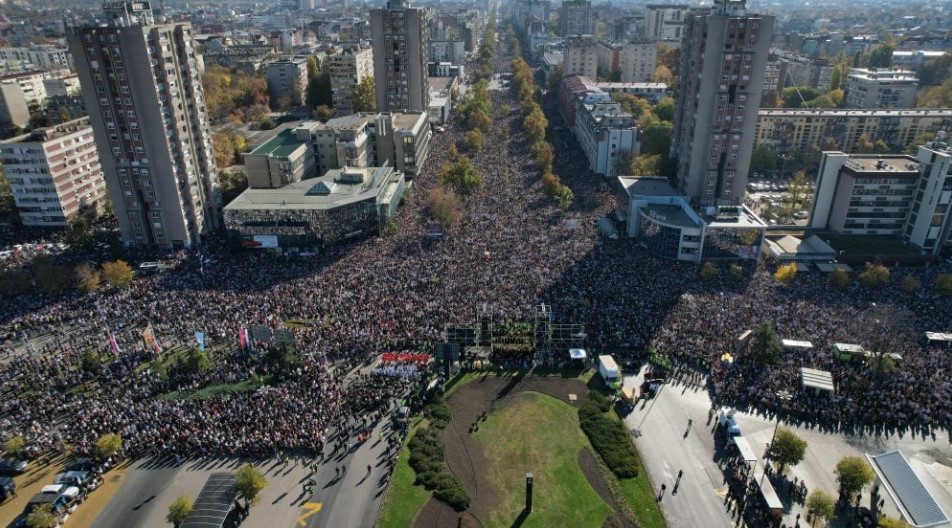 Граѓаните велат 160.000, според МВР во Нови Сад се собрале 39.000 луѓе