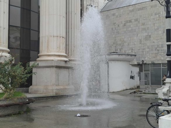 Мини „водна фонтана“ меѓу зградите предизвика поплава кај АЕК