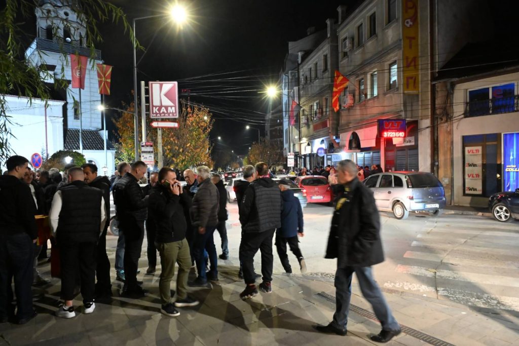 Тапани и песни ечат во Кичево – Јовановски се качи на прозор за да ја прослави победата