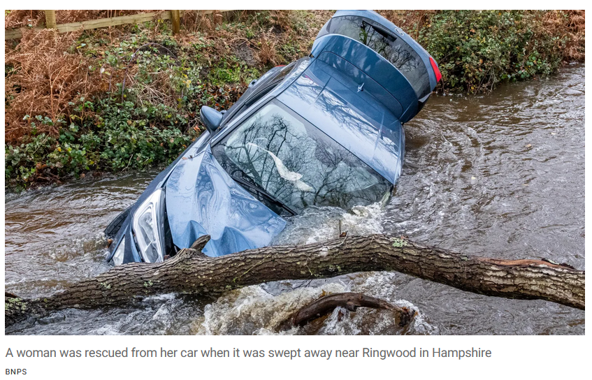 Бурата „Брам“ ја погоди Велика Британија, откажани летови и затворени патишта