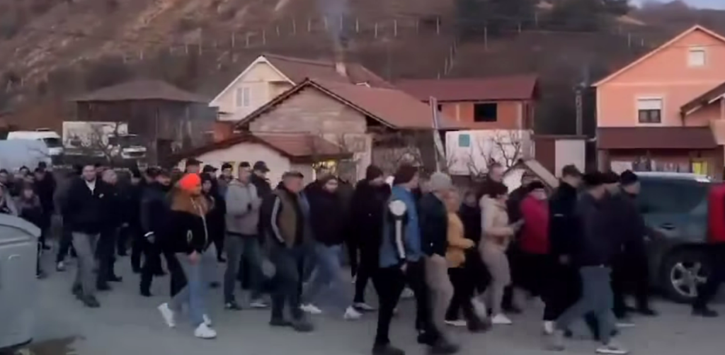 (Видео) Протести во Двориште: Македонски шуми и гранична полиција вршат тортура, останавме без огревно дрво, луѓе умираат!