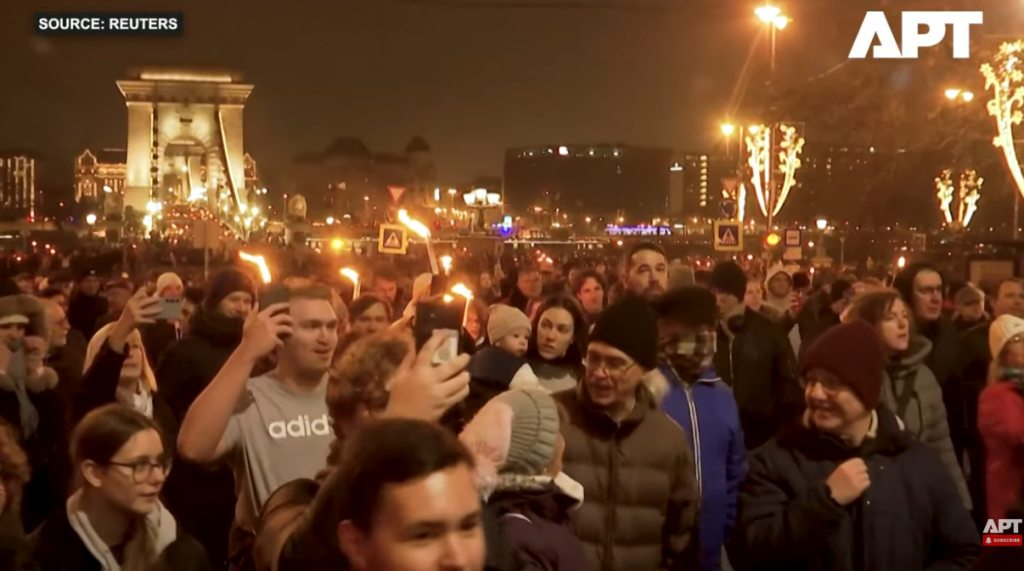 (Видео) Масовен протест против Орбан во Будимпешта!