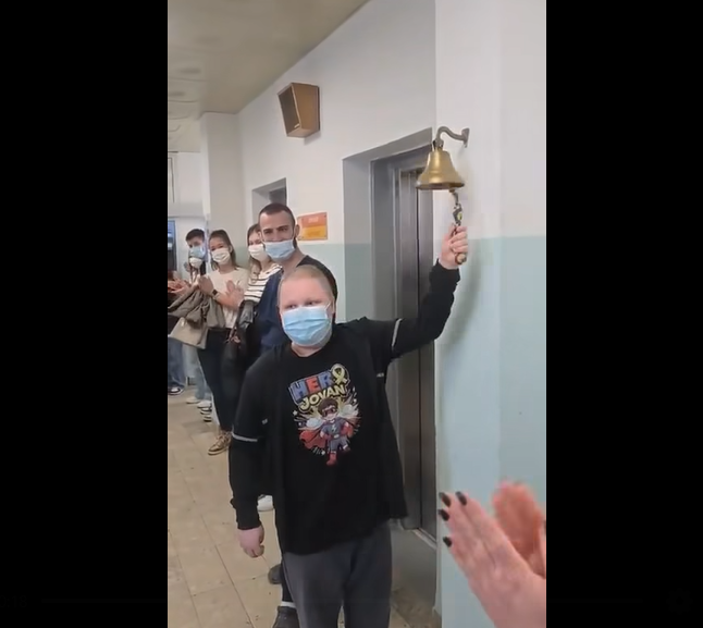 (Видео) ЈОВАН ЈА ОСВОИ ТЕШКАТА БИТКА! Повторно заѕвони ѕвончето на Клиниката за детски болести!