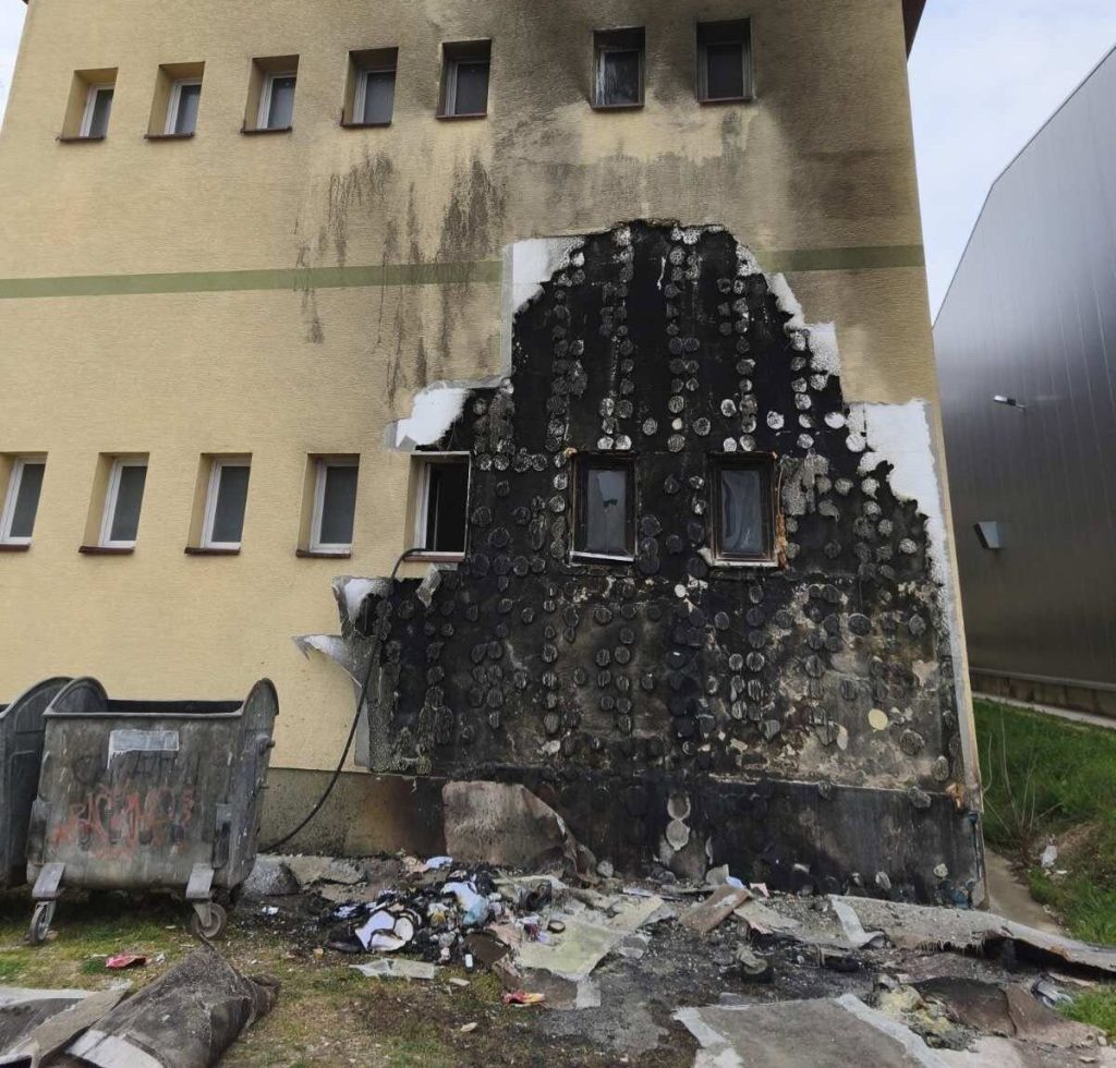 (Фото) Запалиле контејнери, а пожарот се проширил и на фасадата на медицинското училиште во Битола