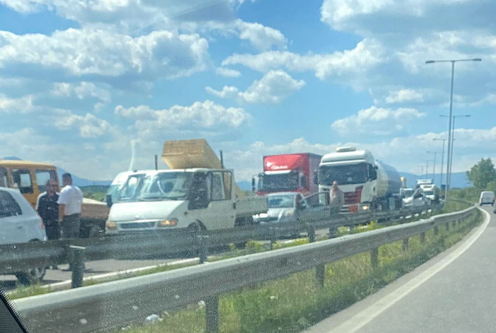 (Фoто) Три превртени камиони на скопската обиколница