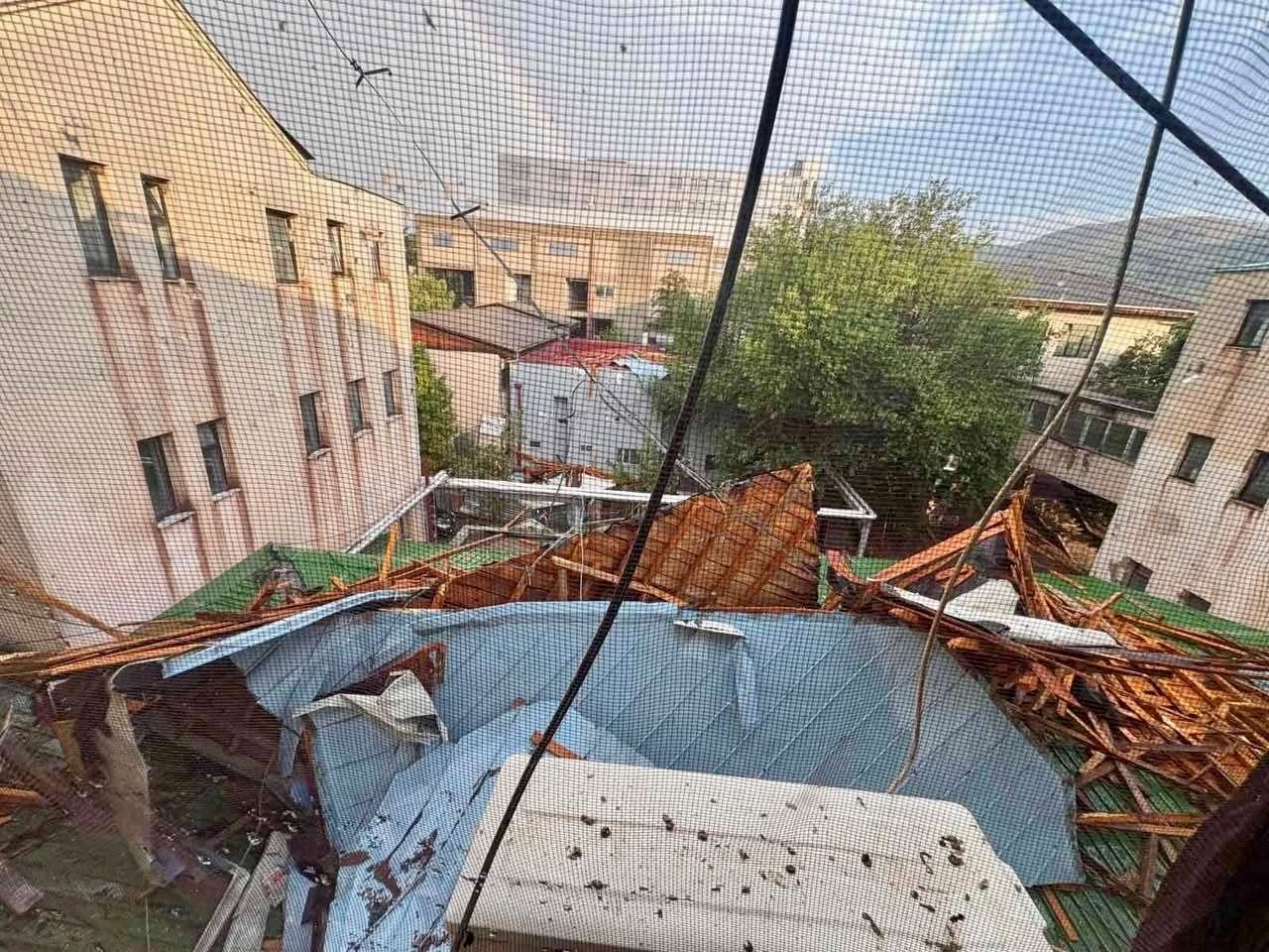 33 повредени лица во невремето во Скопје, оштетена кровна конструкција на ГОБ „8 Септември“
