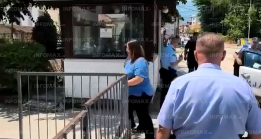 (Видео) Директорката на Комуналец спроведена со лисици: Во тек е полициска акција во Гостивар, уапсени директорот и менаџментот во ЈП „Комуналец“