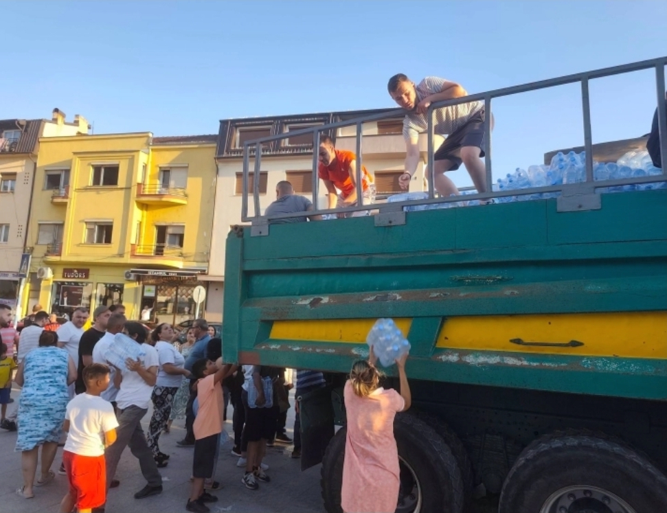 Започна дистрибуција на пакувана вода за пиење во Гостивар