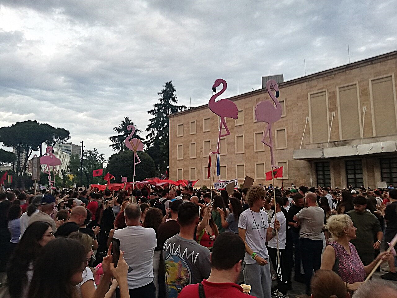 Апсења, водени топови и солзавец, нови насилни протести во Албанија