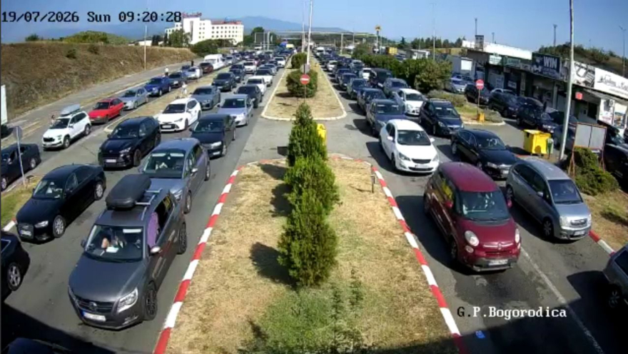 Километарски колони на „Евзони“: За влез во Грција се чека и до четири часа