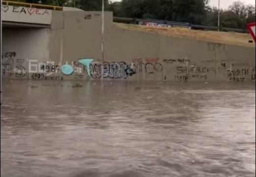 Силно невреме го парализираше Скопје – поплавени подвозници, заглавени возила и блокирани кружни текови