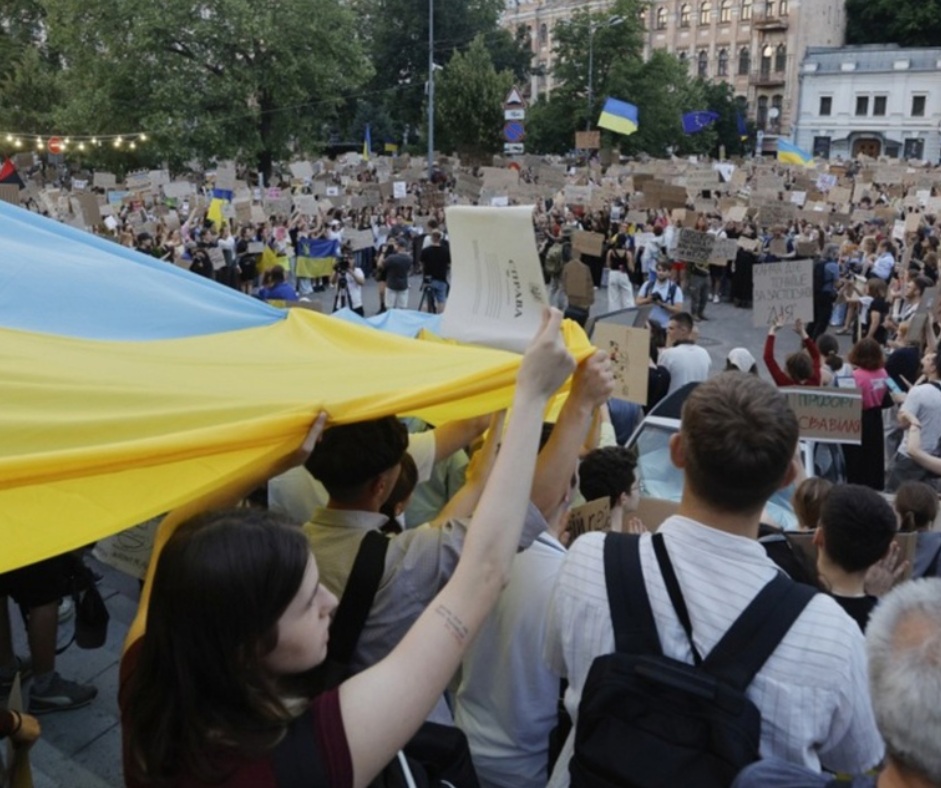 (Видео) Зеленски се соочува со голема криза, притисокот од улиците и војската расте