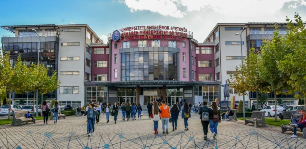 Студентите плаќале, но парите завршувале кај вработен наместо во Универзитетот во Тетово