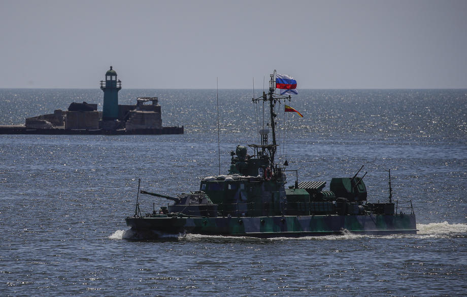 Руски воен брод половина час вежбал гаѓање во близина на Велика Британија