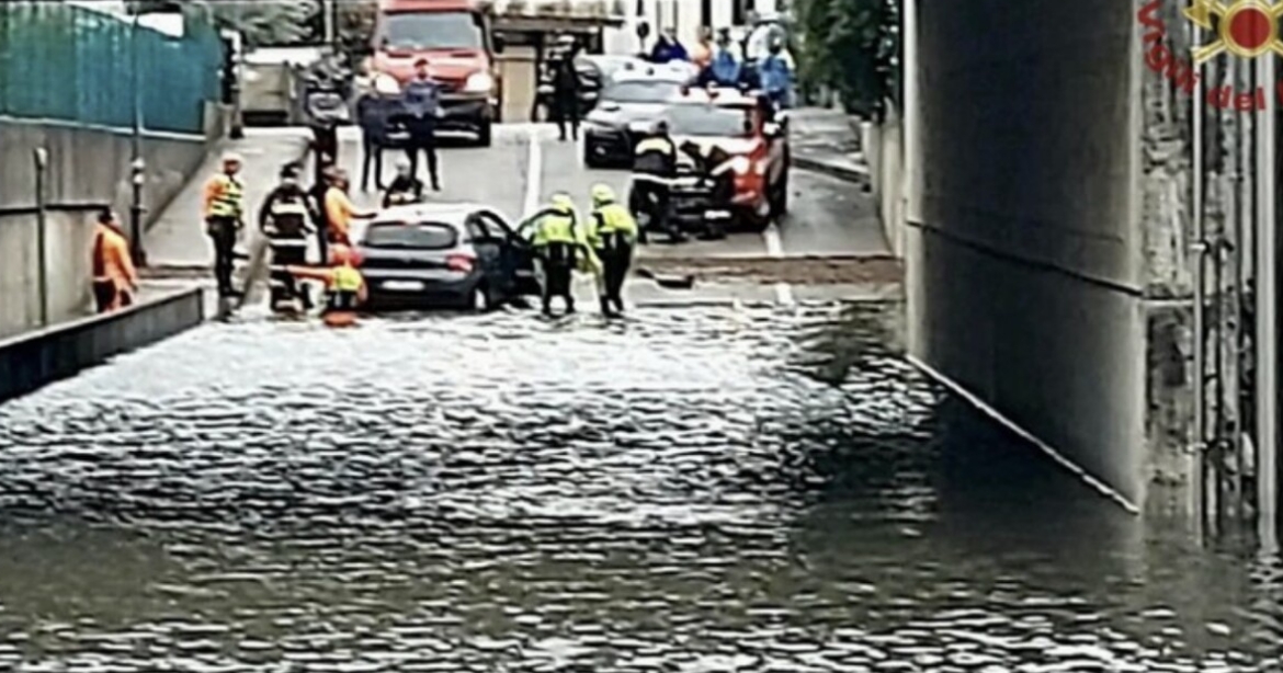 Силно невреме во Италија, жена загина во поплавен подвозник