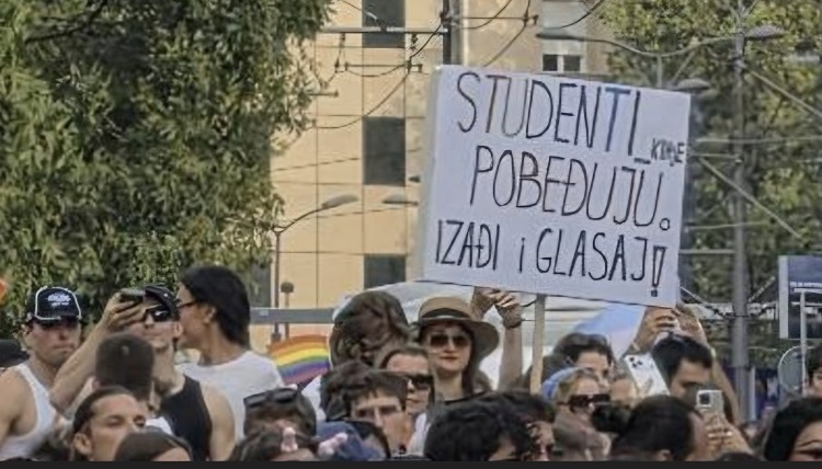 ГЕЈ ПАРАДАТА СЕ СПОИ СО СТУДЕНТСКИТЕ ПРОТЕСТИ: Во Белград се вееше и транспарент „Студентите победуваат“