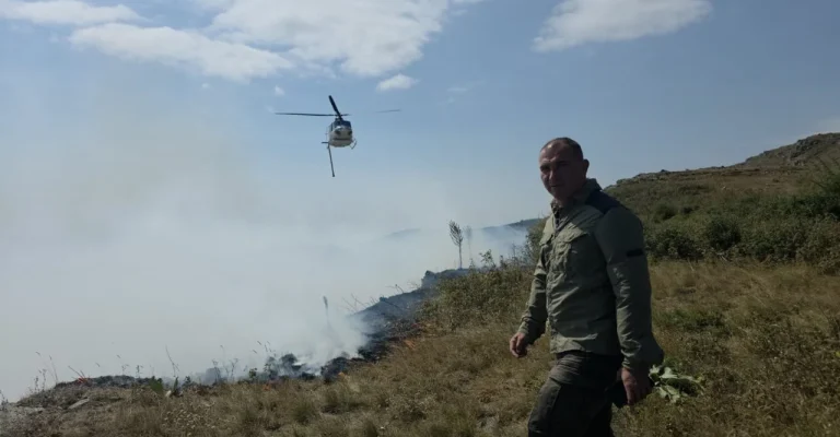 (Видео) Хеликоптер што гаснеше пожар го „избања“ Ангелов додека даваше изјава на лице место