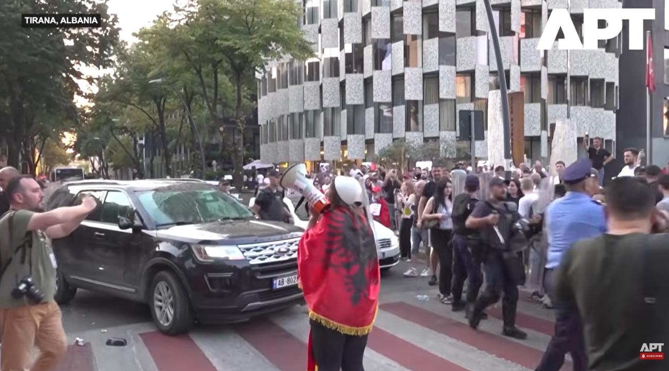 Судир меѓу полиција и демонстранти на протест во Тирана, уапсени се повеќе луѓе