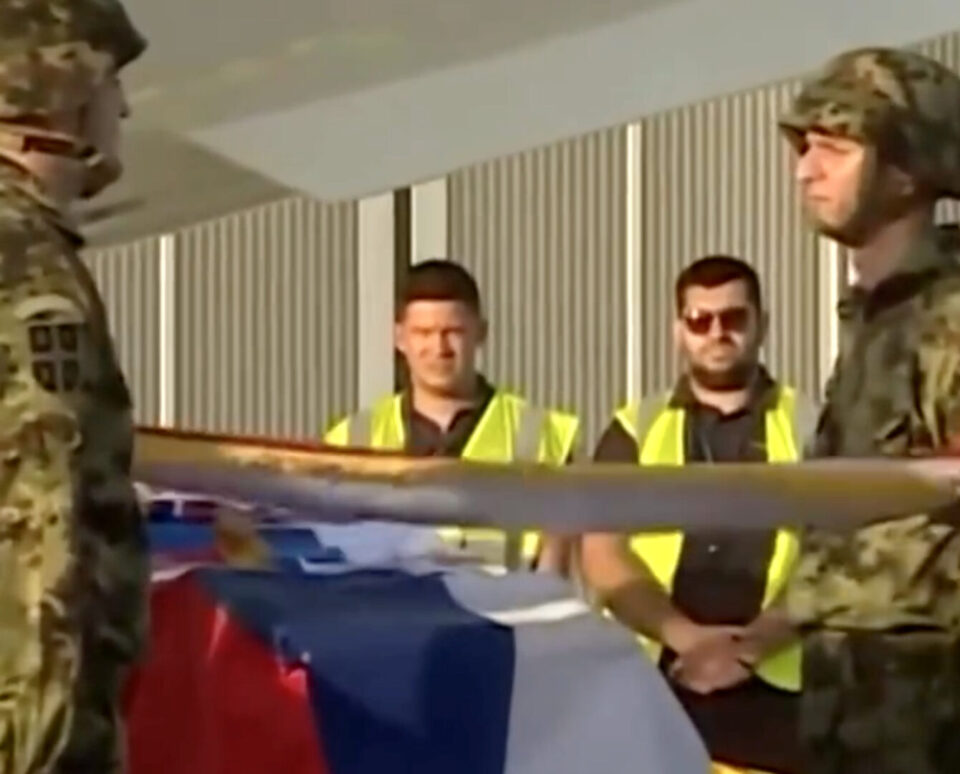 (Видео) Телото на Ратко Младиќ пречекано со воени почести, чешки европратеник бара од Кос да ја разгледа можноста за прекин на пристапните преговори со Србија