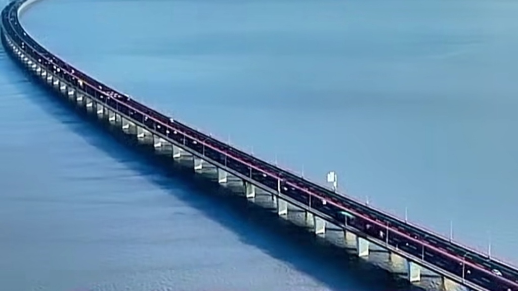 Во Кина е поврзан најдолгиот трансокеански мост долг 25,5 километри