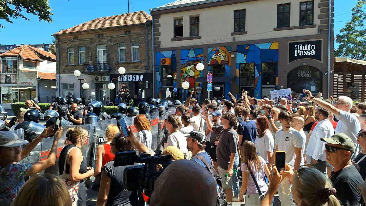 Полицијата ги спречи граѓаните на Ниш да стигнат до Вучиќ, жандармеријата излезе на улиците