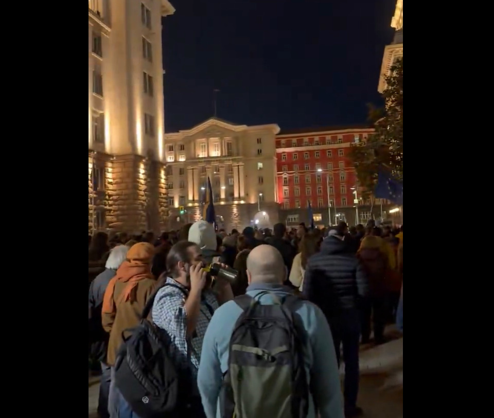 (Видео) Голем протест во Софија по хибридните напади од Русија: „Тука не е Москва!“ – Се бараат оставки од Радев и Јотова